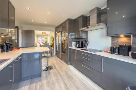 BREAKFASTING KITCHEN