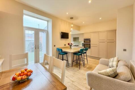 DINING KITCHEN/SNUG