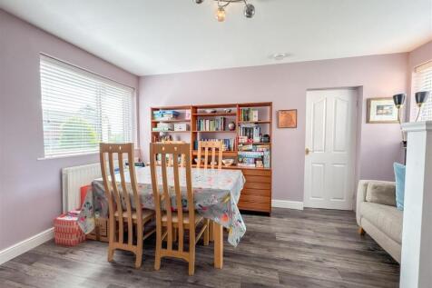 SNUG/FAMILY ROOM
