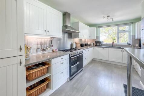 BREAKFASTING KITCHEN