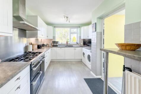 BREAKFASTING KITCHEN