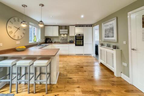 BREAKFASTING KITCHEN