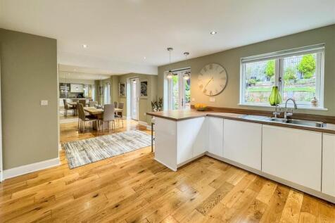 BREAKFASTING KITCHEN