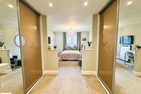 DRESSING AREA TO MAIN BEDROOM