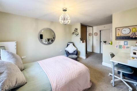 MAIN BEDROOM