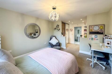 MAIN BEDROOM