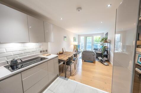 OPEN PLAN LIVING/DINING KITCHEN