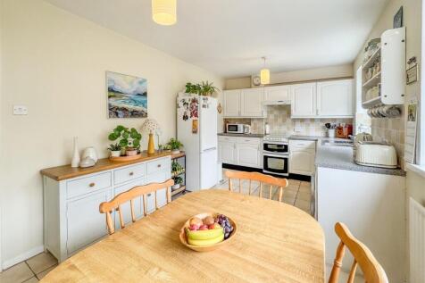 BREAKFASTING KITCHEN