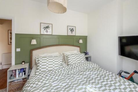 MAIN BEDROOM