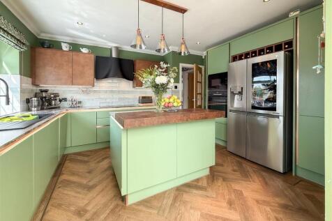 BREAKFASTING KITCHEN