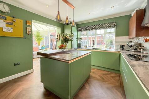 BREAKFASTING KITCHEN