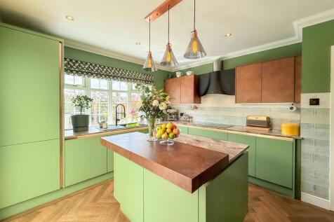 BREAKFASTING KITCHEN