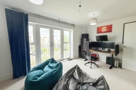 SNUG/FAMILY ROOM