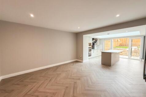 LIVING ROOM/FAMILY ROOM