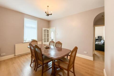 FAMILY/DINING ROOM