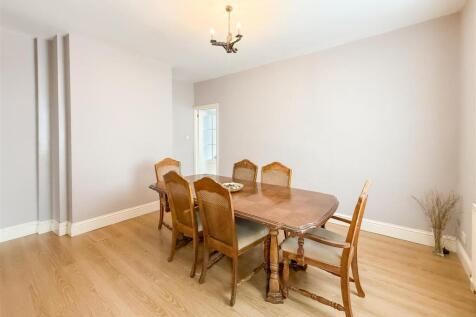FAMILY/DINING ROOM
