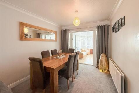 LIVING ROOM/DINING ROOM