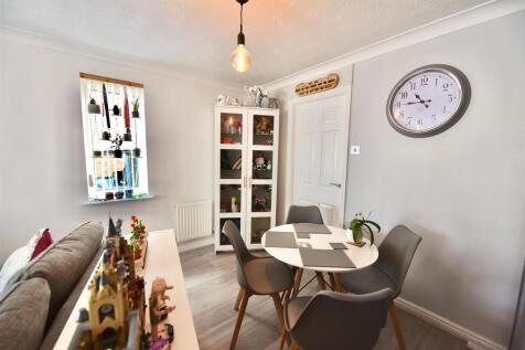 LOUNGE/ DINING ROOM