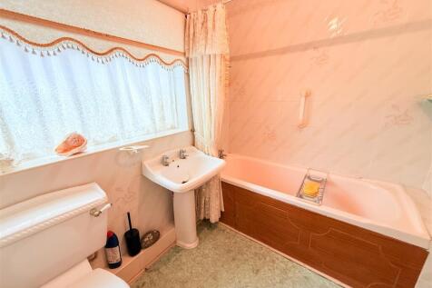 GROUND FLOOR BATHROOM