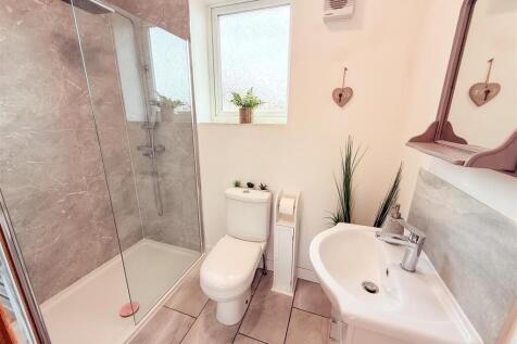 EN-SUITE SHOWER ROOM