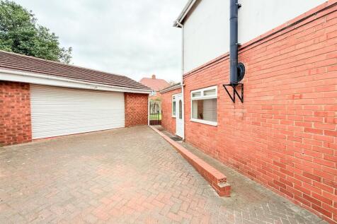 DETACHED DOUBLE GARAGE