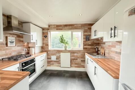 BREAKFASTING KITCHEN
