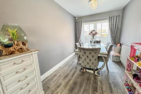 LIVING ROOM/DINING ROOM