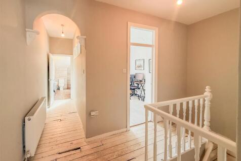 FIRST FLOOR LANDING