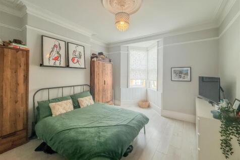 MAIN BEDROOM