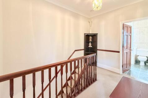 FIRST FLOOR LANDING