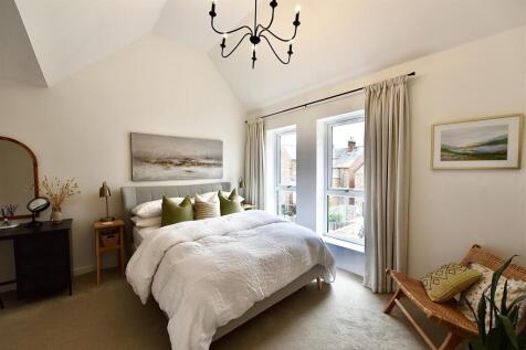 MAIN BEDROOM