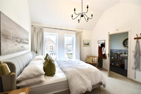MAIN BEDROOM