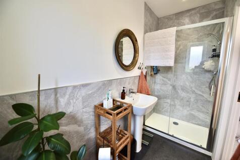 EN-SUITE SHOWER ROOM