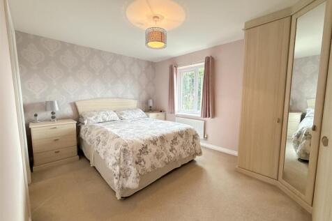 MAIN BEDROOM