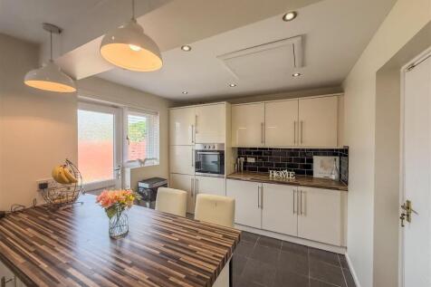 BREAKFASTING KITCHEN