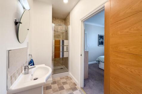 EN-SUITE SHOWER ROOM