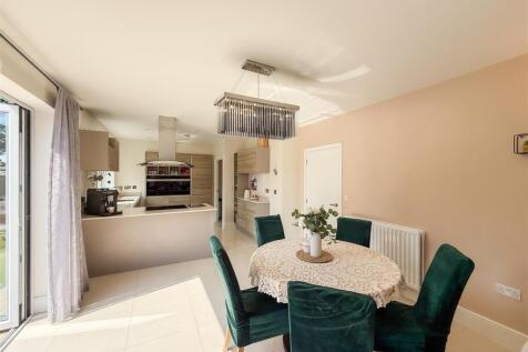 DINING/FAMILY ROOM