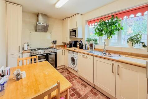 BREAKFASTING KITCHEN