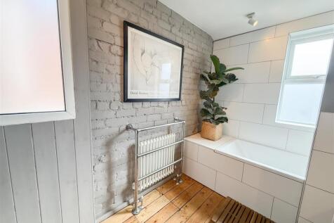 FAMILY BATHROOM/WC