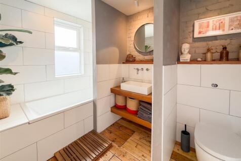 FAMILY BATHROOM/WC