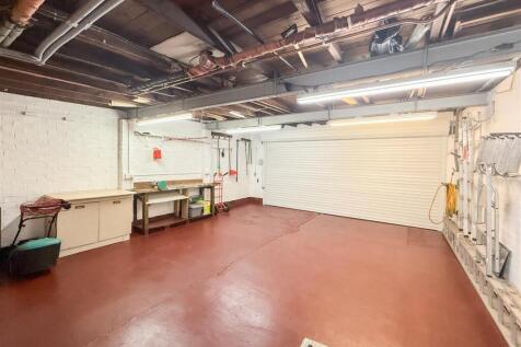 GARAGE WITH UTILITY