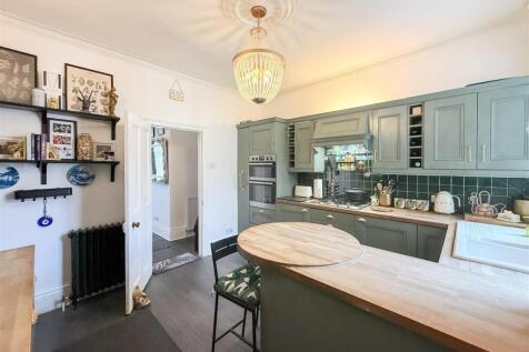 BREAKFASTING KITCHEN