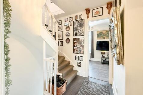 FIRST FLOOR LANDING