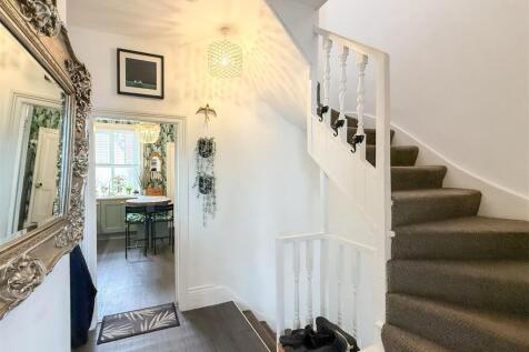 FIRST FLOOR LANDING