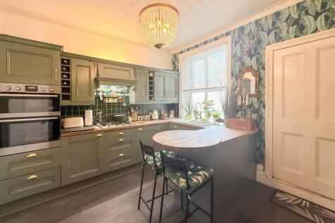 BREAKFASTING KITCHEN