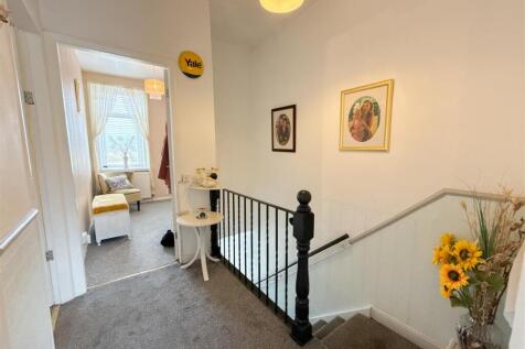 FIRST FLOOR LANDING