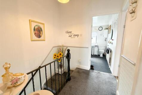 FIRST FLOOR LANDING