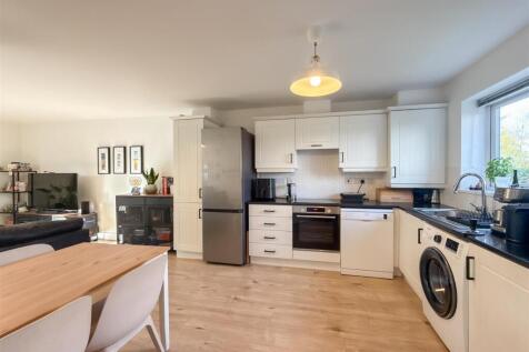 OPEN PLAN LOUNGE/DINING/KITCHEN