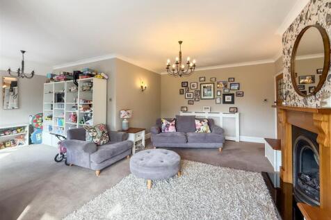 LOUNGE/ DINING ROOM