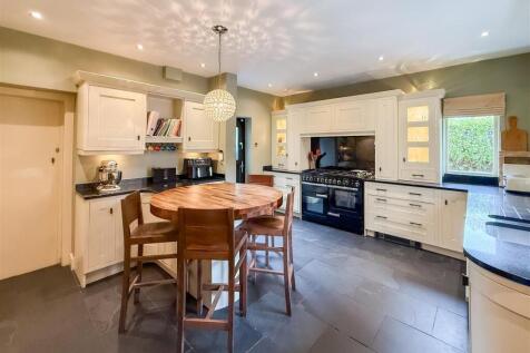BREAKFASTING KITCHEN